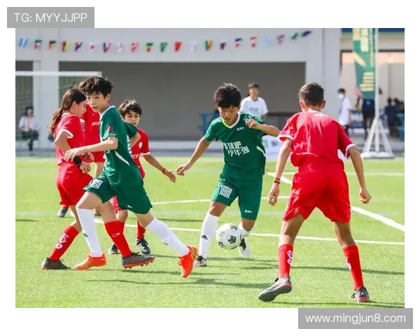 足球球星观看中国小男孩踢球视频并给予高度评价，展现体育精神与国际友谊